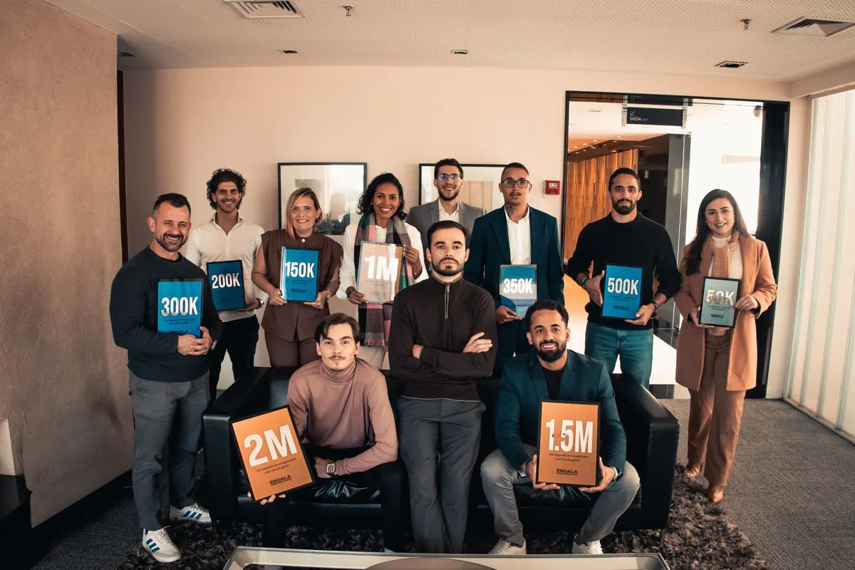 Equipe de mentores segurando painéis com resultados de faturamento